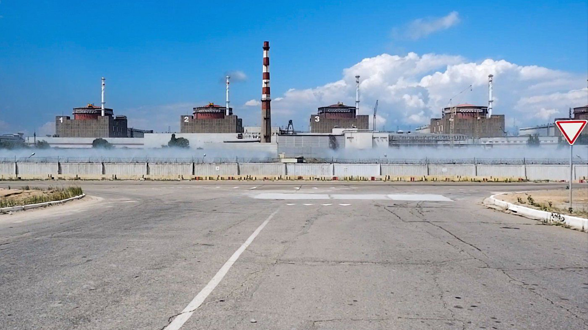 Dans cette photo tirée d'une vidéo et publiée par le service de presse du ministère russe de la Défense le dimanche 7 août 2022, une vue générale de la centrale nucléaire de Zaporizhzhia en territoire sous contrôle militaire russe, dans le sud-est de l'Ukraine.