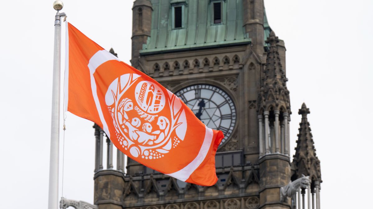 Le drapeau restera hissé sur la colline du Parlement jusqu'en 2024, date à laquelle il sera déplacé à son emplacement permanent.