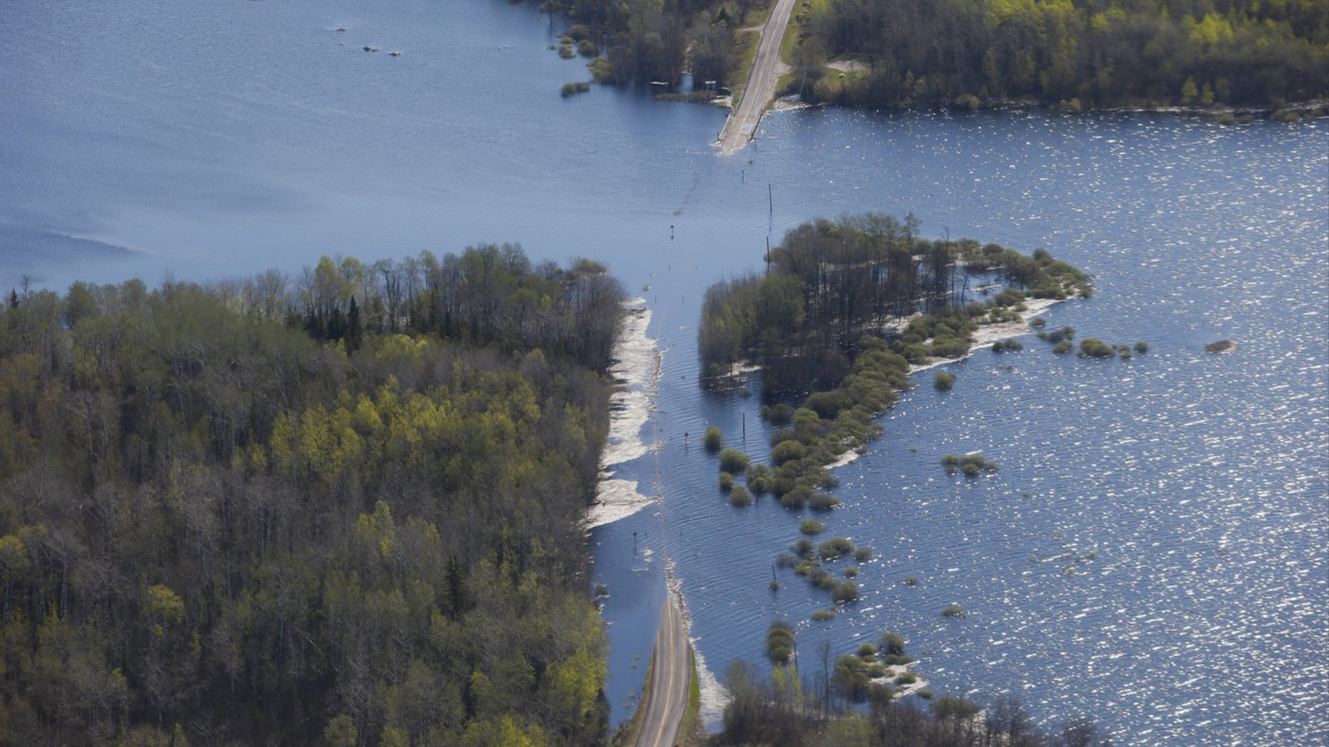 Les inondations, les sécheresses et les tempêtes majeures qui emportent des autoroutes, endommagent des bâtiments et endommagent les réseaux électriques pourraient coûter 139 milliards $ à l'économie canadienne au cours des 30 prochaines années, selon une nouvelle analyse climatique. 