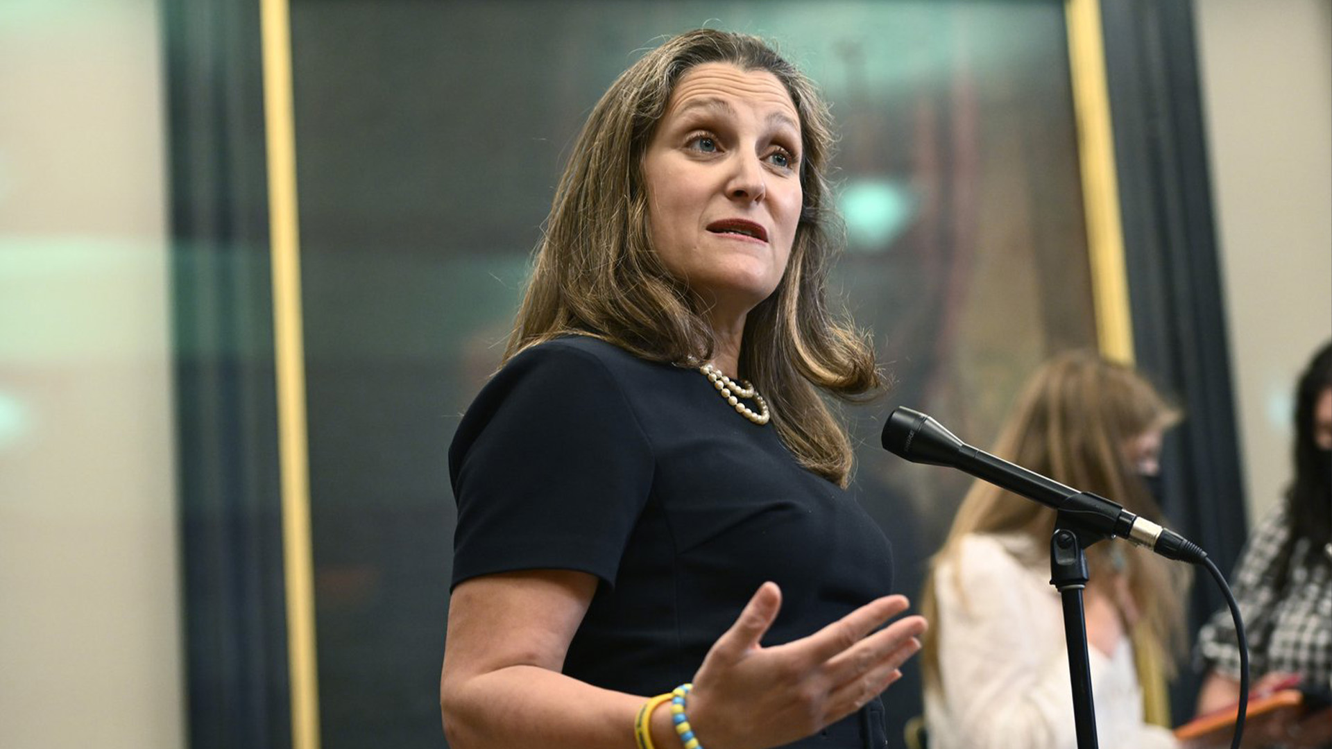 La vice-première ministre et ministre des Finances Chrystia Freeland s'adresse aux journalistes avant de se rendre à la période des questions à la Chambre des communes sur la Colline du Parlement à Ottawa le jeudi 23 juin 2022.