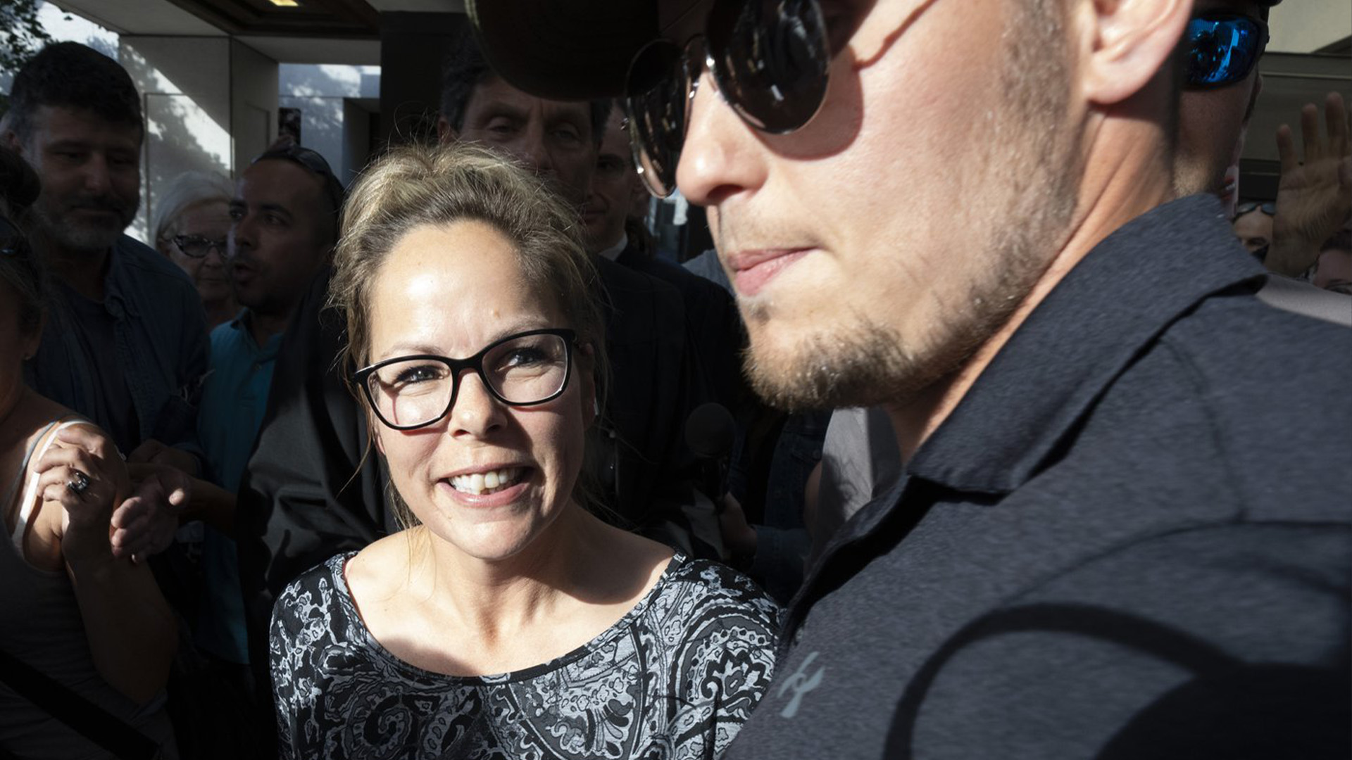 Des partisans tentent de dégager un chemin pour l'organisatrice du "Freedom Convoy" Tamara Lich alors qu'elle quitte le palais de justice après avoir été libérée de prison, le mardi 26 juillet 2022 à Ottawa.