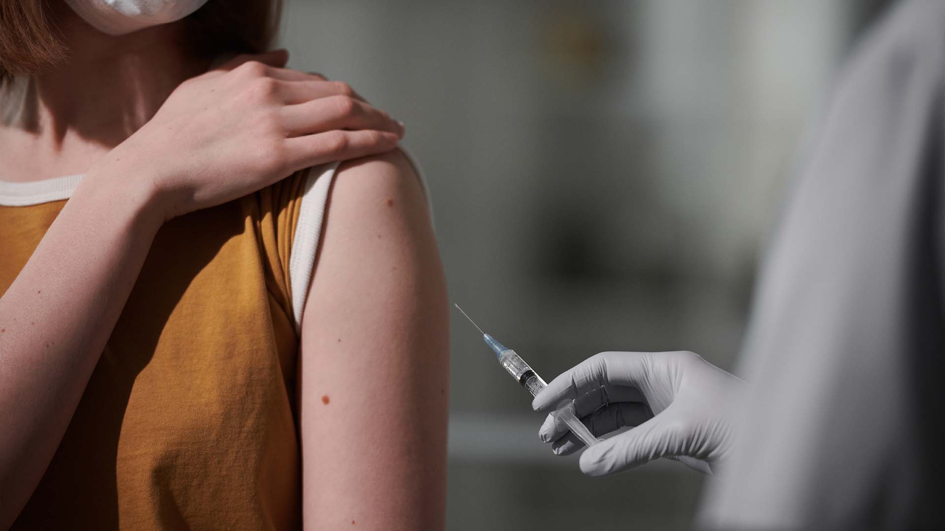 Par ailleurs, la campagne de vaccination se poursuit au Québec. Sur le site web du ministère de la Santé, il est recommandé pour cet automne de recevoir une dose de rappel cinq mois après la dernière dose reçue.