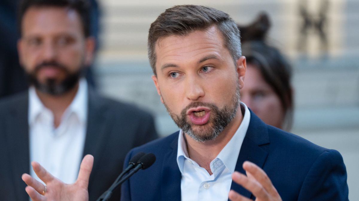 Gabriel Nadeau-Dubois était de passage dans la circonscription de Rimouski et Rivière-du-Loup–Témiscouata pour faire cette annonce, samedi matin.