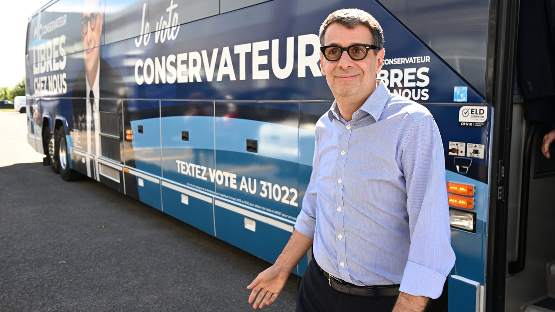 Le chef conservateur du Québec, Éric Duhaime, quitte son autobus de campagne pour une conférence de presse, le 5 septembre 2022 à Québec.