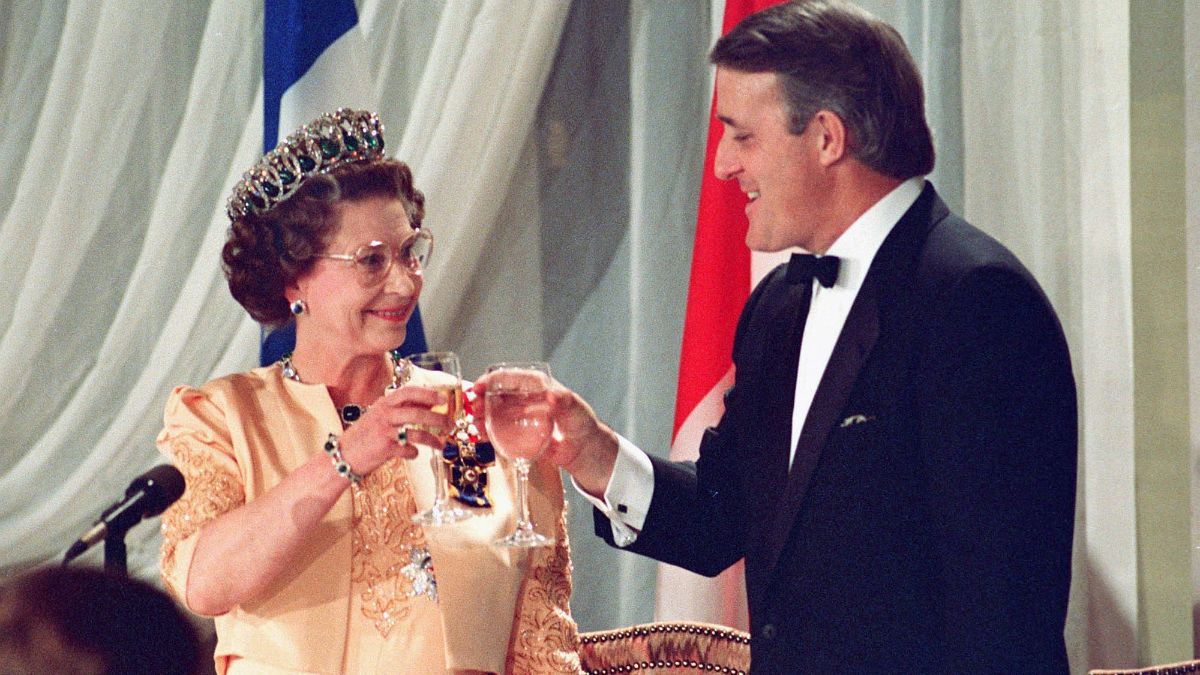 La reine Élisabeth et le premier ministre Brian Mulroney à Québec, en 1987.