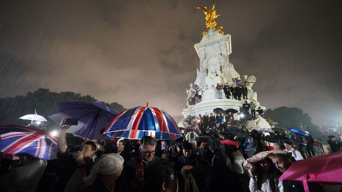 Plusieurs se sont réunis à l'extérieur du palais de Buckingham pour l'occasion.