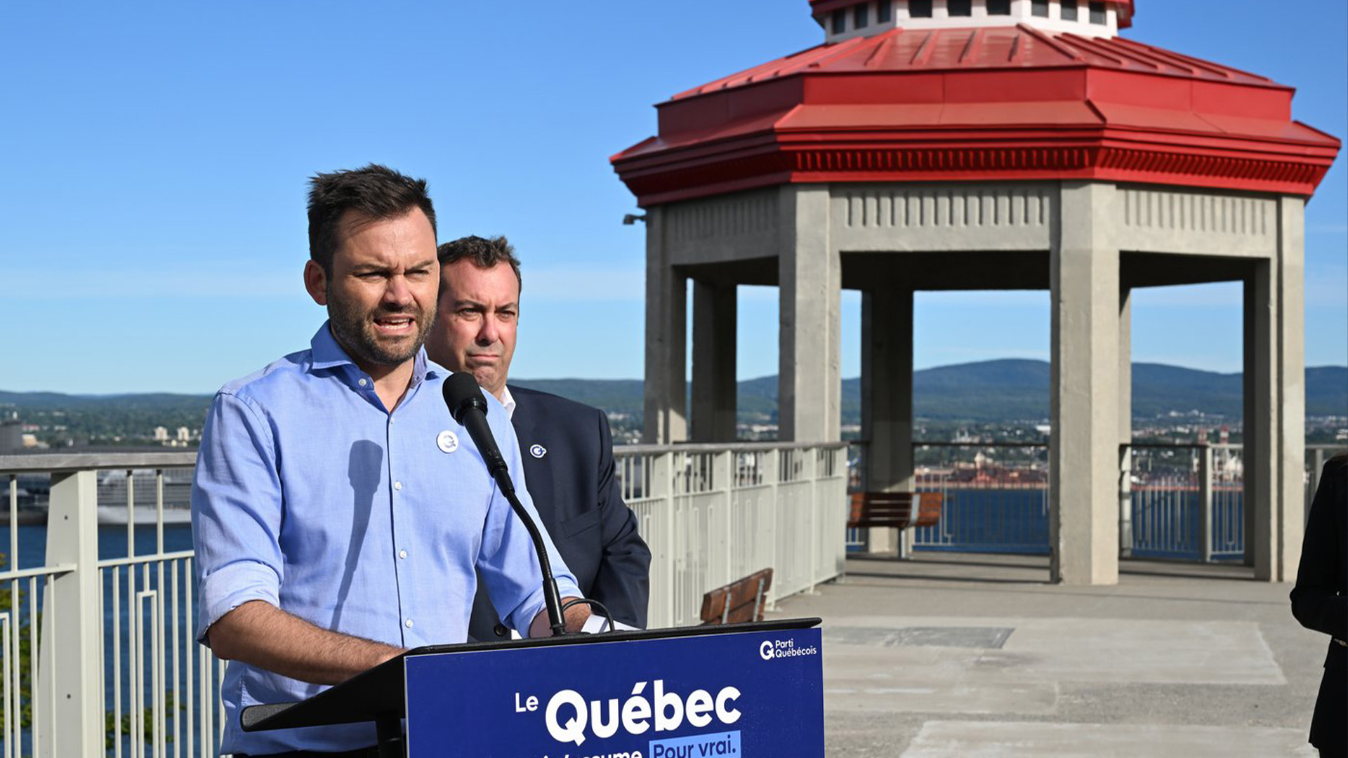 Le chef du Parti québécois, Paul St-Pierre Plamondon, parle de l'immigration lors de l'arrêt de la campagne, le lundi 5 septembre 2022 à Lévis, au Québec. Le candidat de Masson, Stéphane Handfield, regarde à droite.