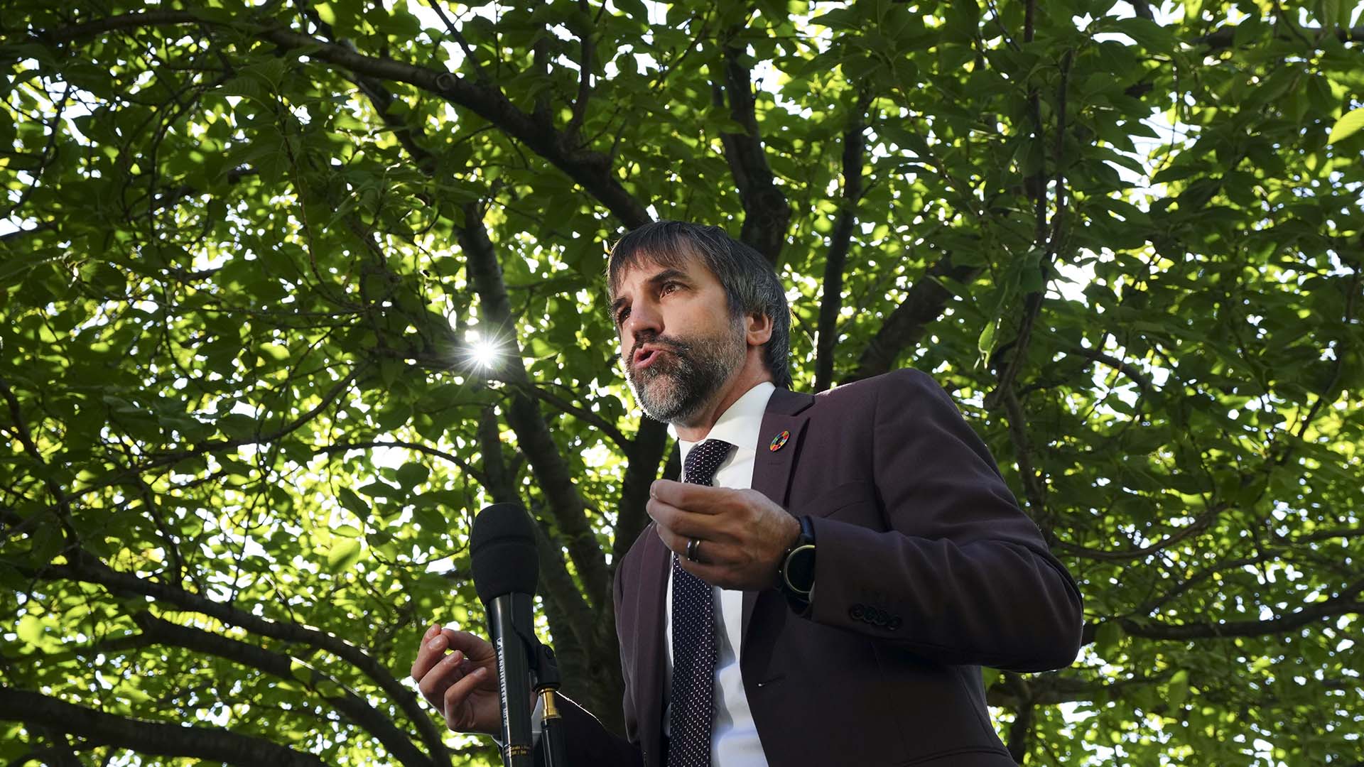 Steven Guilbeault (photo), ministre fédéral de l'Environnement, n'a pas manifesté d'intérêt pour une taxe sur les bénéfices exceptionnels des pétrolières, malgré l'appel du secrétaire général de l'ONU.