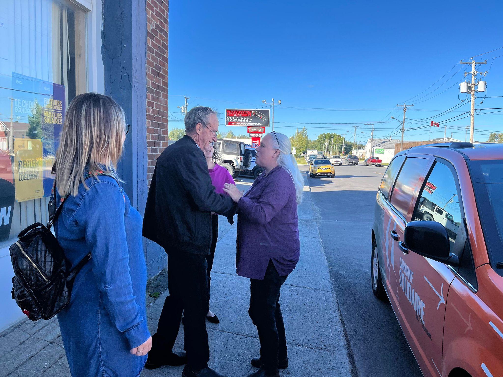 Manon Massé de Québec solidaire à Val-d'Or pendant la campagne électorale de 2022