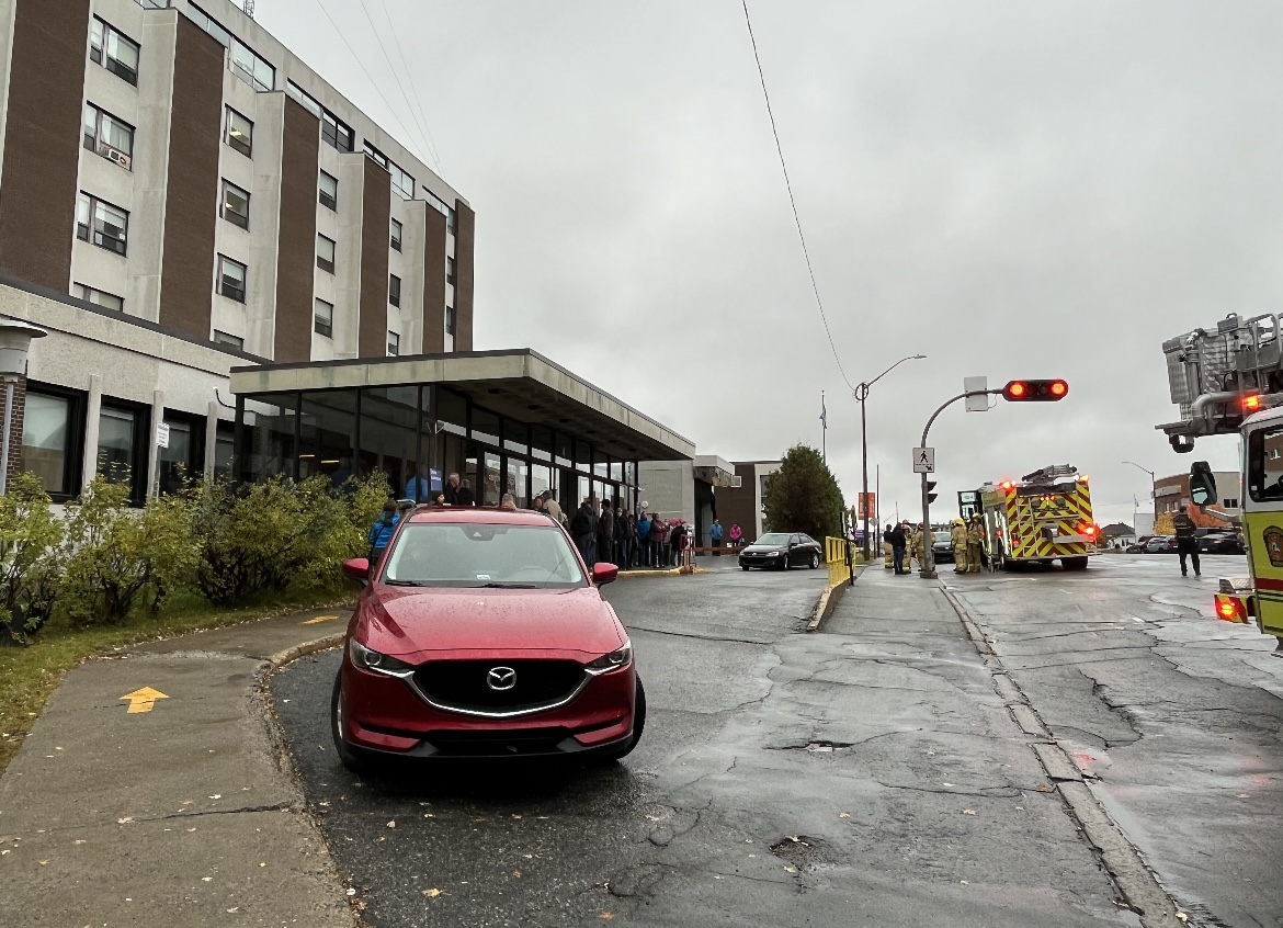 Plus d'une vingtaine d'usagers de l'Hôpital de Rouyn-Noranda ont dû évacuer l'édifice pour faciliter le travail des pompiers