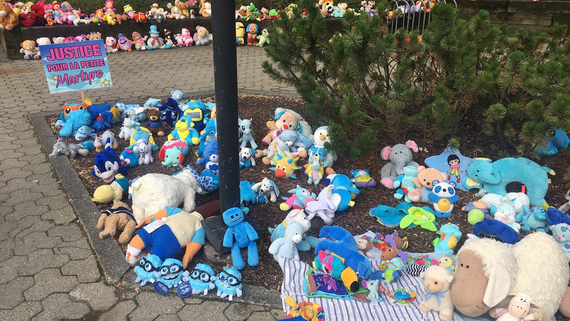 Un mémorial pour commémorer la jeune fille décédée est exposé à l'extérieur du palais de justice de Granby, au Québec, le vendredi 21 juin 2019.