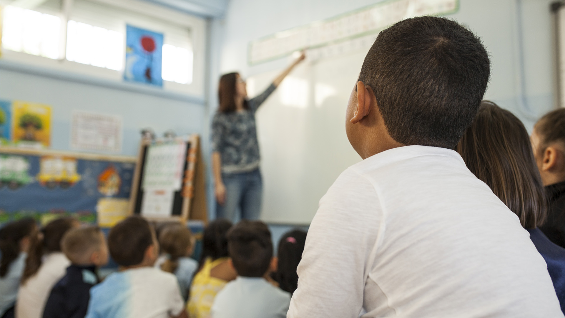 Un rapport du Centre canadien de protection de l'enfance indique que 252 membres actuels ou anciens du personnel scolaire au Canada ont commis ou ont été accusés d'avoir commis des infractions de nature sexuelle contre 548 enfants sur une période de cinq ans, de 2017 à 2021.