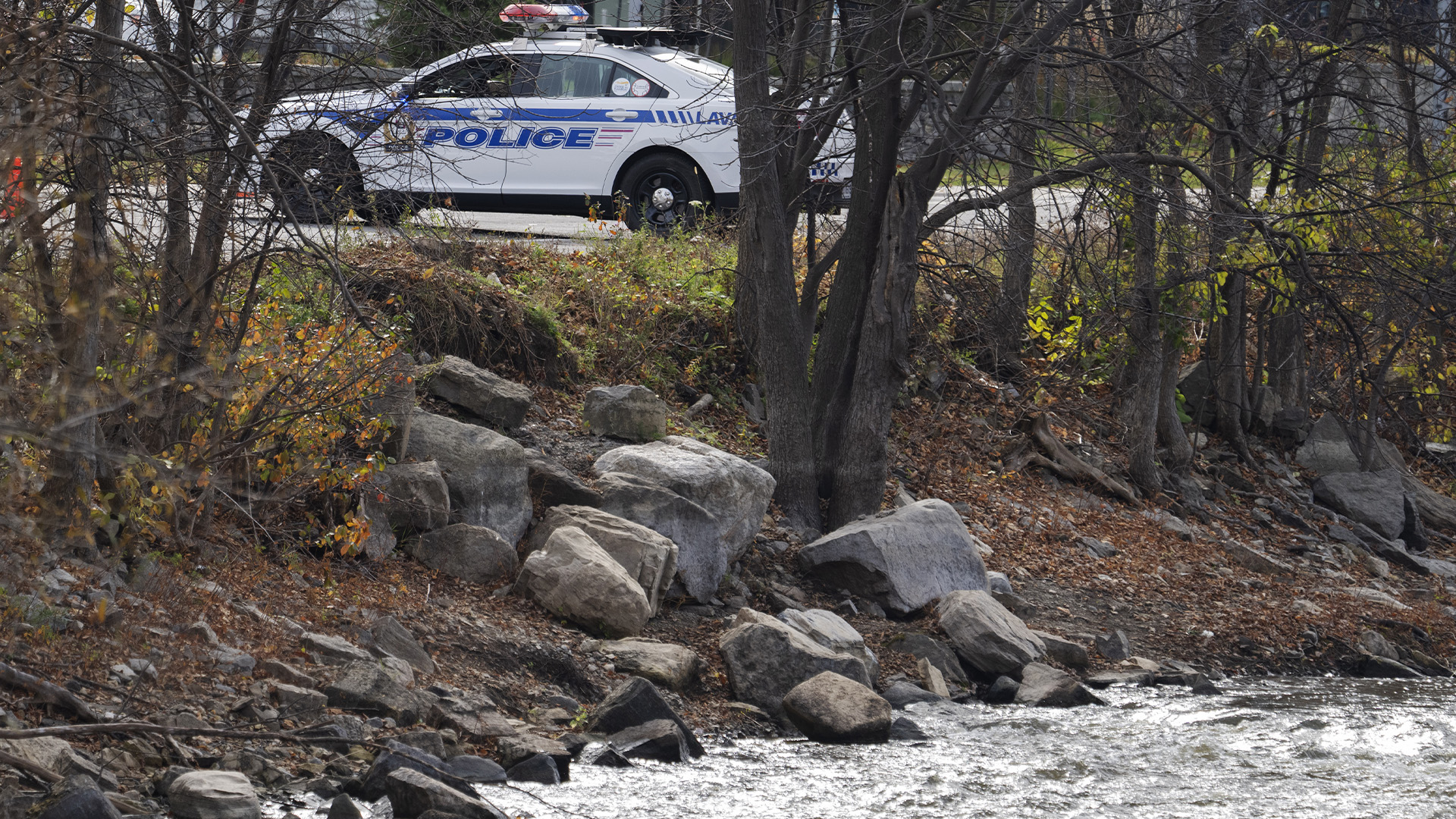 La police a scellé le site où un bébé d'un mois disparu a été retrouvé après qu'une voiture s'est écrasée dans l'eau de la rivière des Mille-Îles il y a trois jours, à Laval, au Québec, le lundi 31 octobre 2022. 