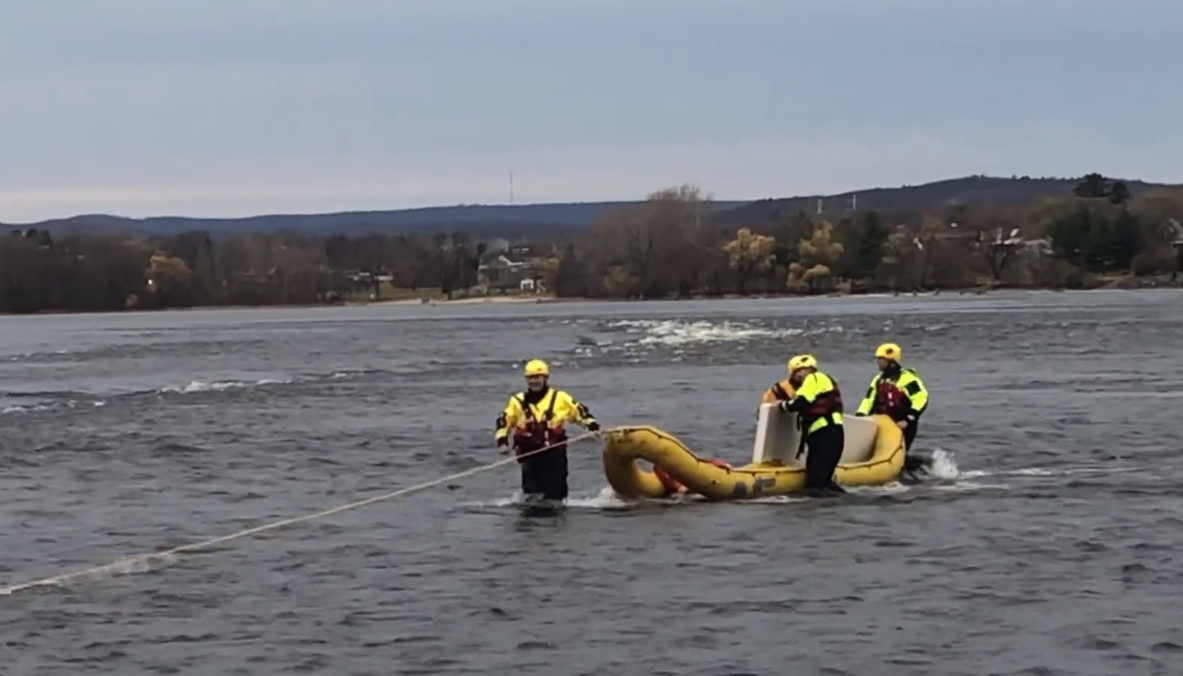 Les pompiers d'Ottawa ont volé au secours d'une personne en détresse dans la rivière des Outaouais le dimanche 6 novembre 2022.