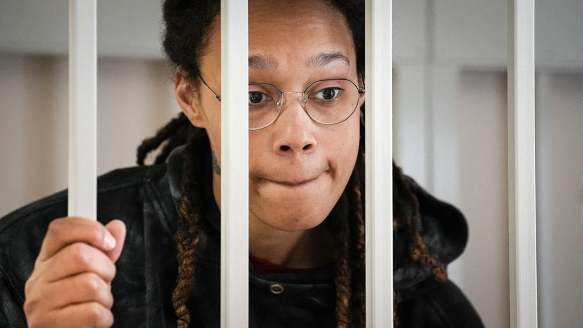 La star de la WNBA et double médaillée d'or olympique Brittney Griner s'adresse à ses avocats debout dans une cage dans une salle d'audience avant une audience, à Khimki, juste à l'extérieur de Moscou, en Russie, le mardi 26 juillet 2022.