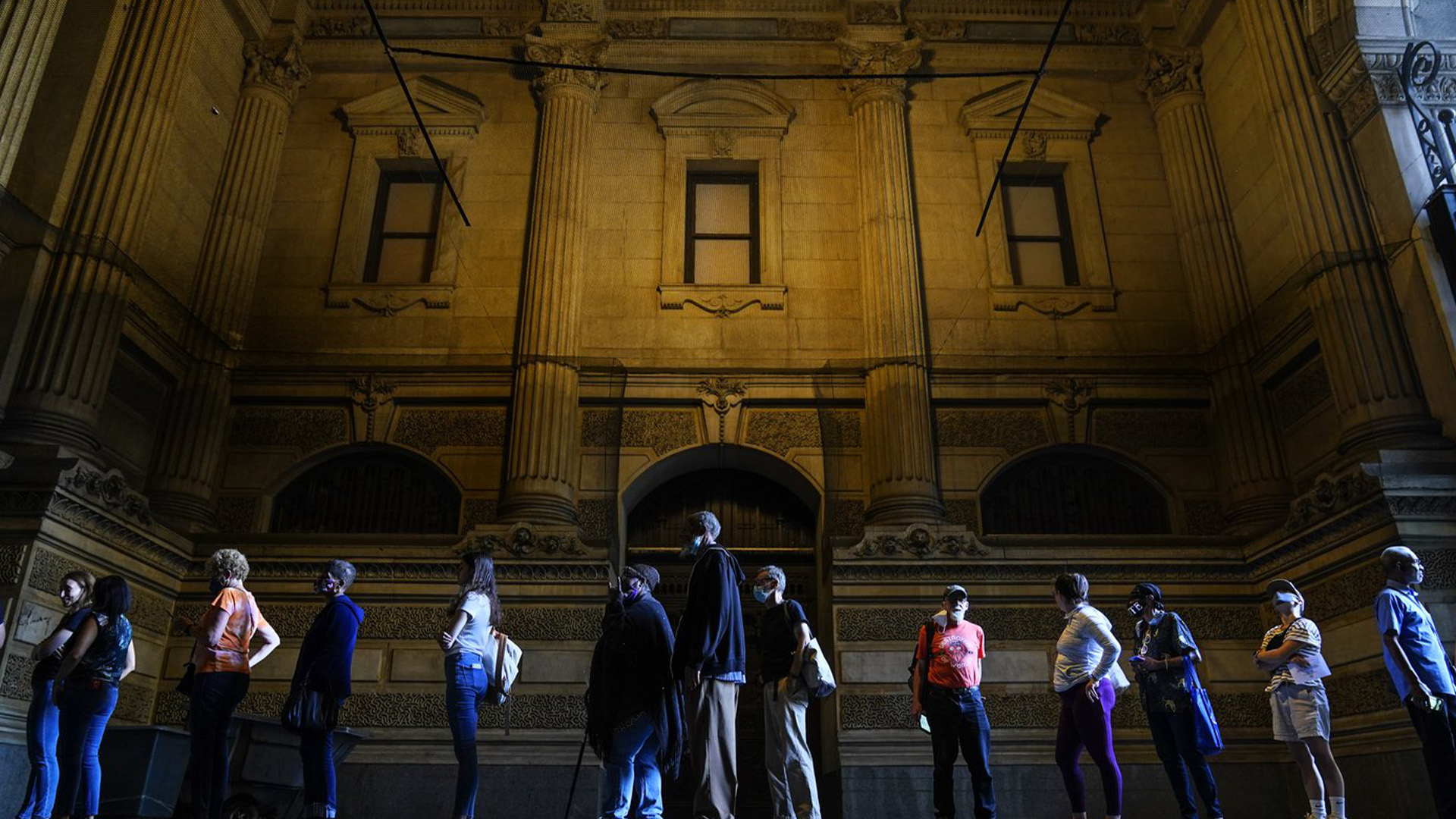 Les électeurs font la queue pour apporter des corrections à leurs bulletins de vote pour les élections de mi-mandat à l'hôtel de ville de Philadelphie, le lundi 7 novembre 2022.