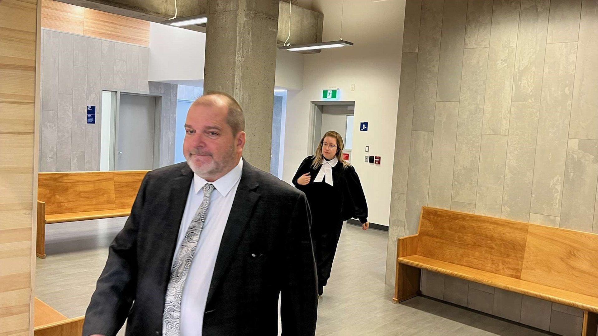 Harold LeBel à son arrivée au palais de justice de Rimouski le 9 novembre 2022.