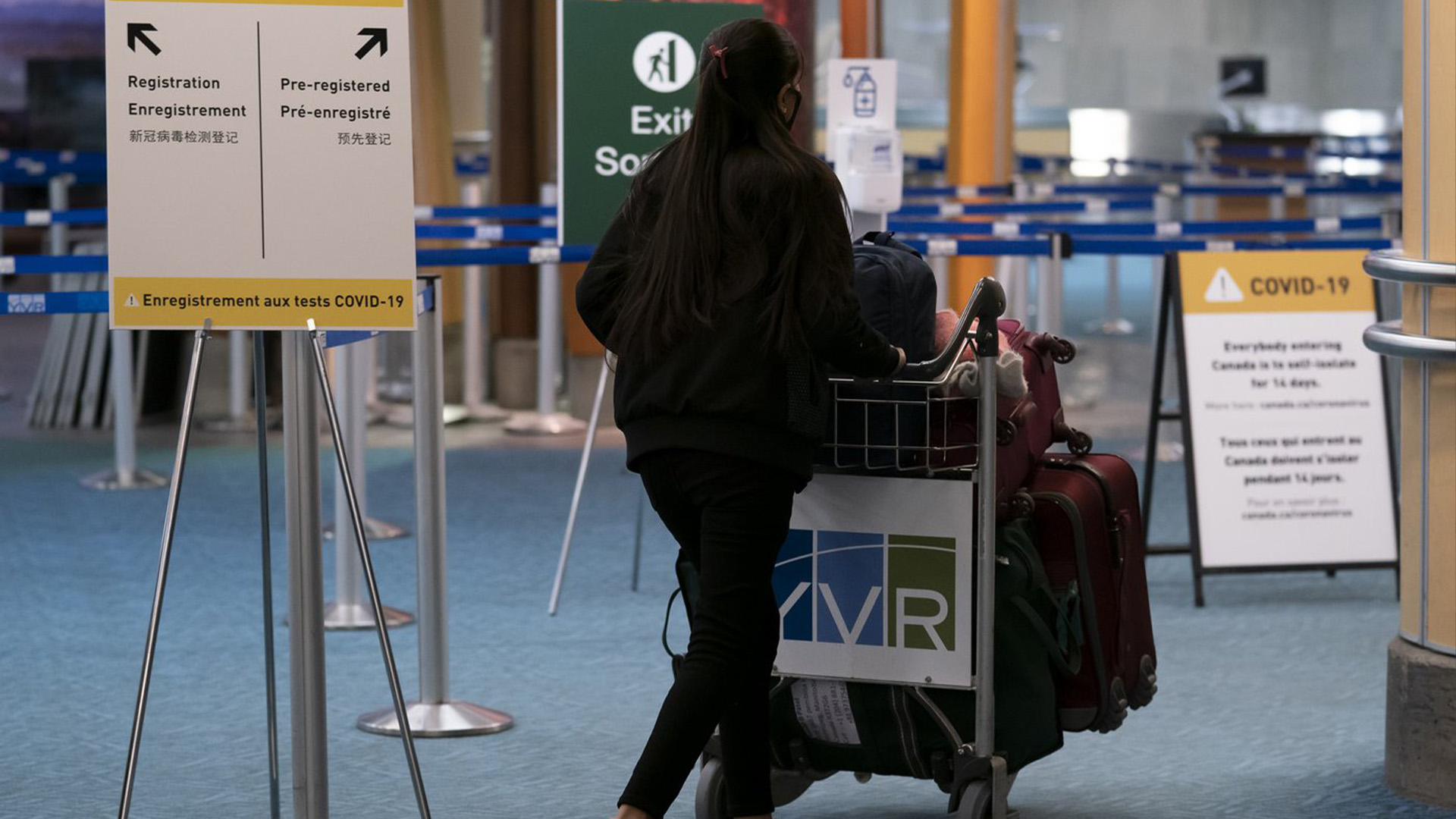 Des syndicats représentant les contrôleurs de sécurité dans les aéroports du Canada affirment que le roulement des nouveaux employés est élevé malgré les efforts pour embaucher plus de travailleurs.