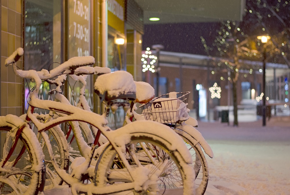 Vélos stationnés enneigés