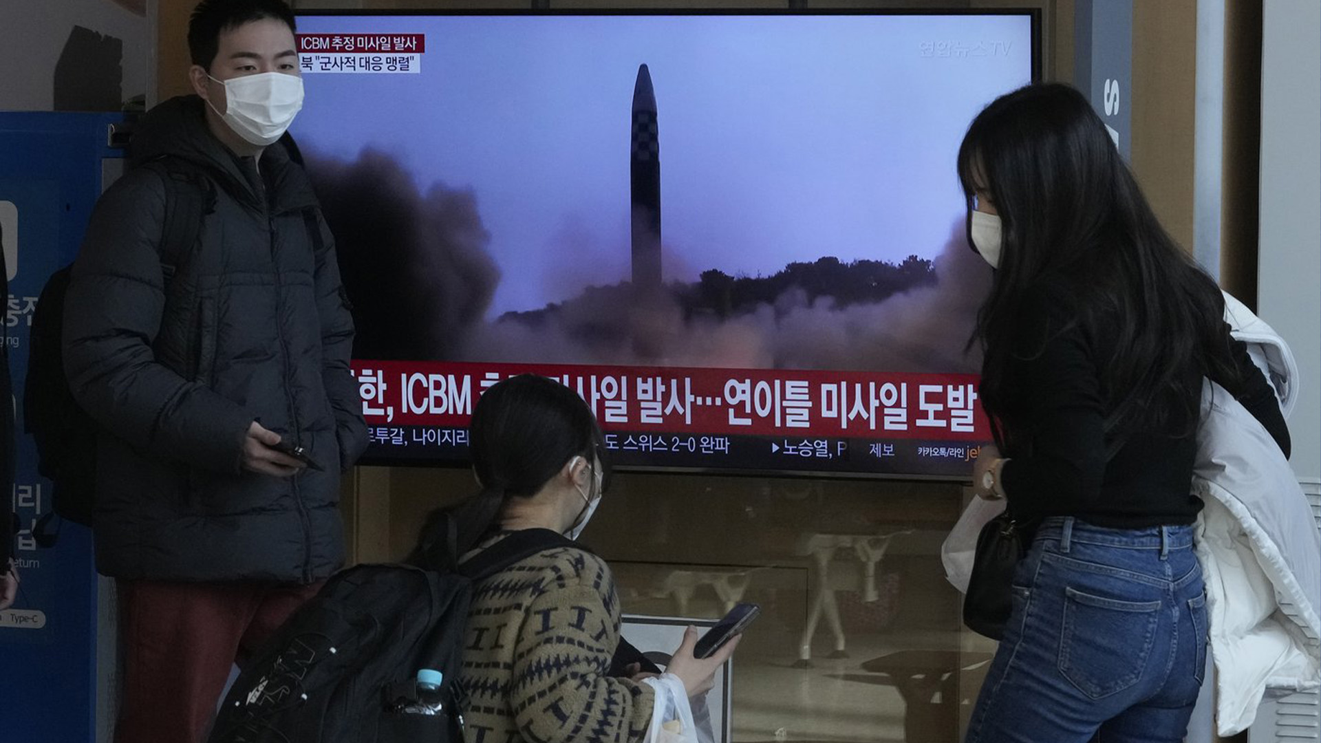 Un écran de télévision montre une image de fichier du lancement d'un missile par la Corée du Nord lors d'un programme d'information à la gare de Séoul à Séoul, en Corée du Sud, le vendredi 18 novembre 2022. La Corée du Sud affirme que le missile que la Corée du Nord a lancé vendredi matin est probablement un balistique intercontinental missile.