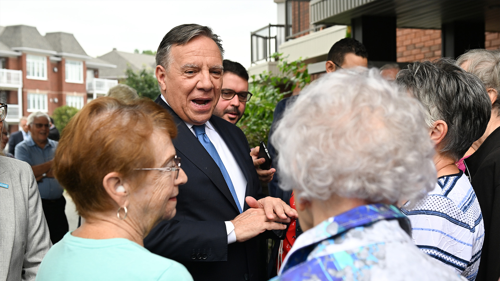 Le chef de la Coalition Avenir Québec, François Legault, s'entretient avec des personnes âgées lors d'un arrêt de campagne dans une résidence pour personnes âgées, le mardi 30 août 2022 à St-Georges Québec.