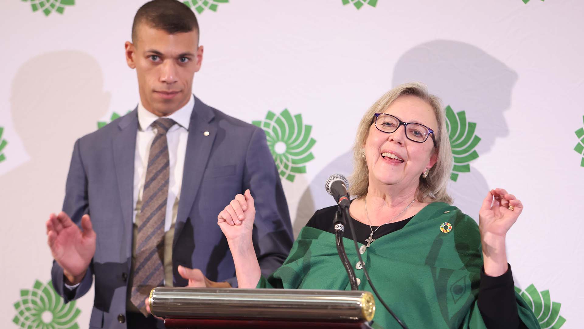 L'ancienne cheffe de 2006 à 2019, Elizabeth May fait «équipe» avec Jonathan Pedneault.