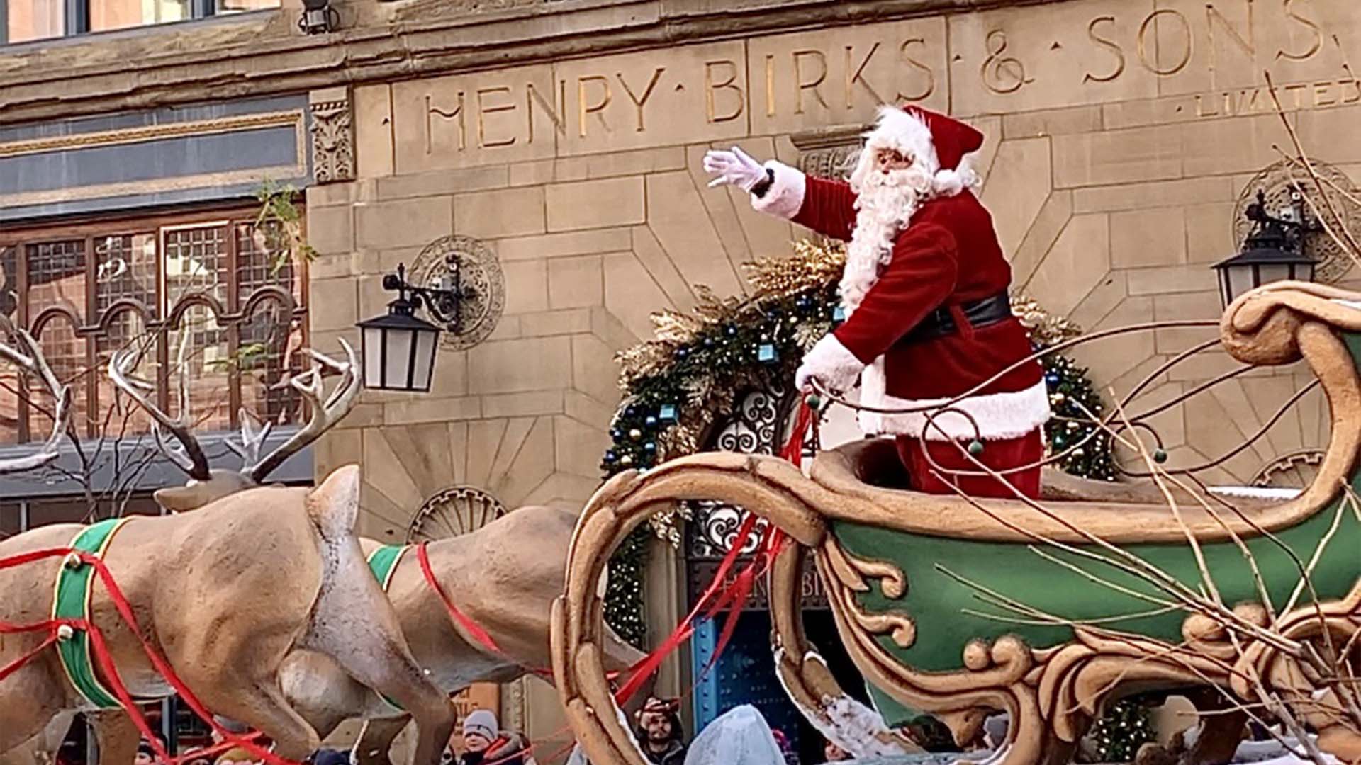 Le père Noël a défilé de nouveau sur son traîneau samedi au centre-ville de Montréal, après deux ans d'absence en raison des restrictions sanitaires.