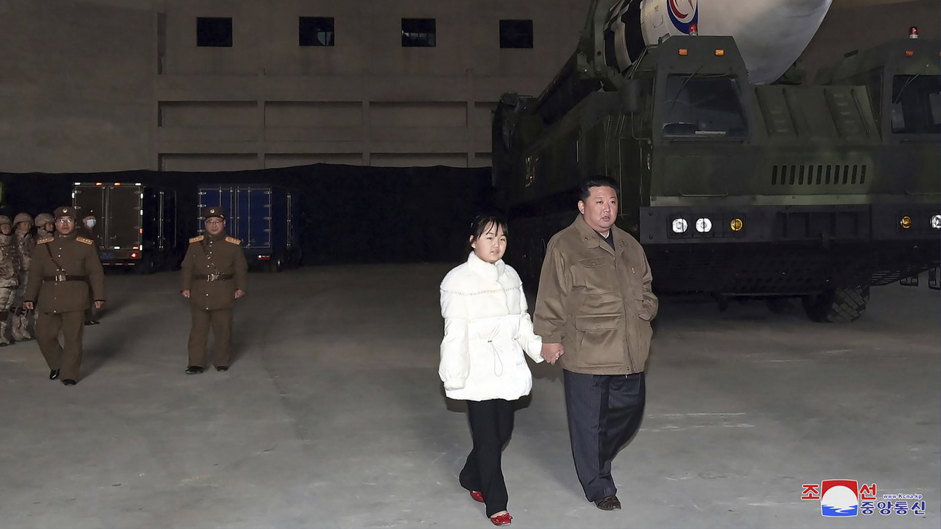 Cette photo fournie le 19 novembre 2022 par le gouvernement nord-coréen montre le dirigeant nord-coréen Kim Jong Un, à droite, et sa fille inspectant un missile à l'aéroport international de Pyongyang à Pyongyang, Corée du Nord, le vendredi 18 novembre 2022. Les journalistes indépendants n'ont pas été autorisés à couvrir l'événement représenté sur cette image distribuée par le gouvernement nord-coréen. Le contenu de cette image est tel que fourni et ne peut pas être vérifié de manière indépendante. Le filigrane en coréen sur l'image tel que fourni par la source se lit comme suit : "KCNA", qui est l'abréviation de Korean Central News Agency.