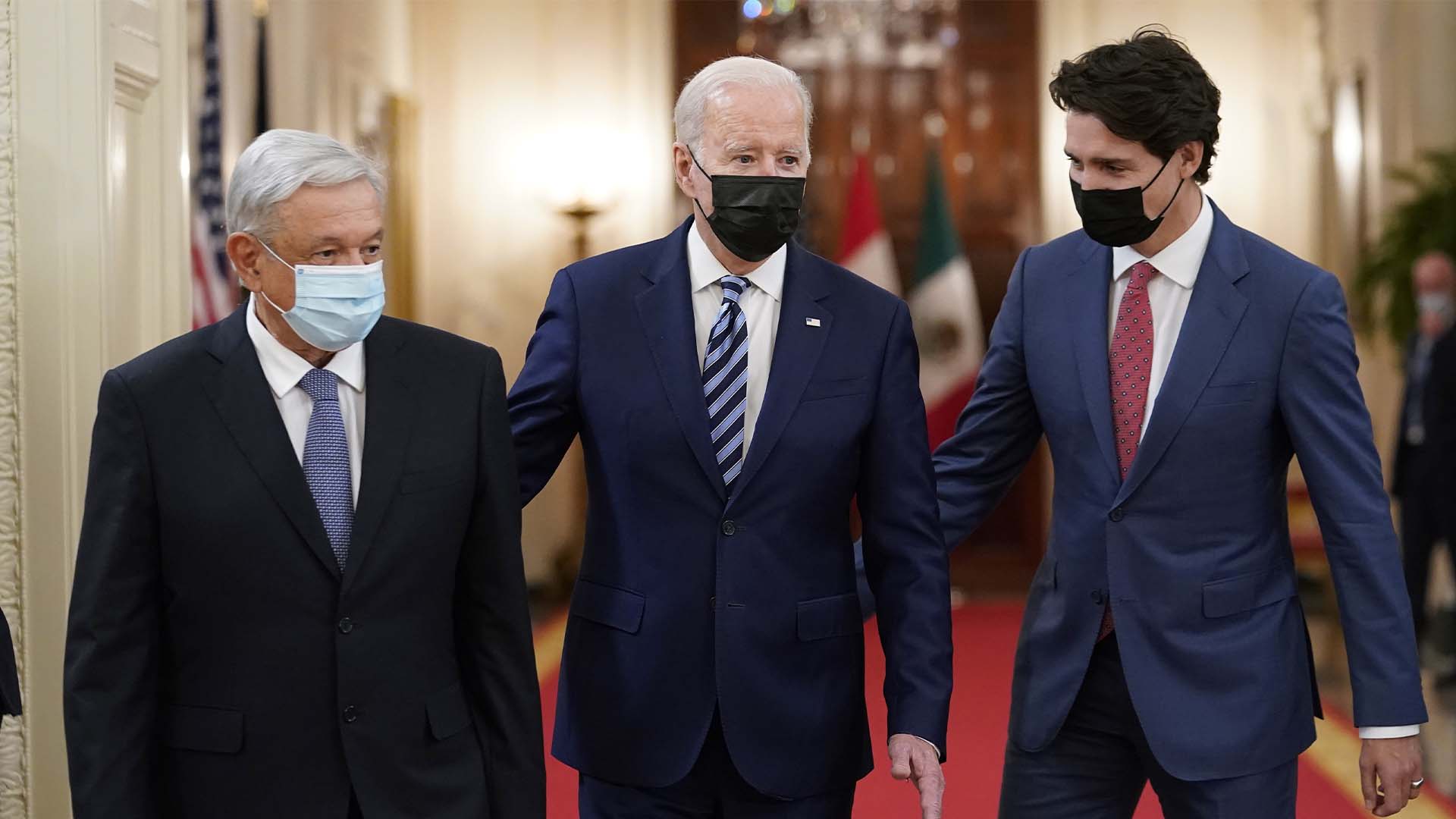 Le président Joe Biden marche avec le président mexicain Andrés Manuel López Obrador et le premier ministre canadien Justin Trudeau à une réunion dans la salle Est de la Maison Blanche à Washington, le jeudi 18 novembre 2021.