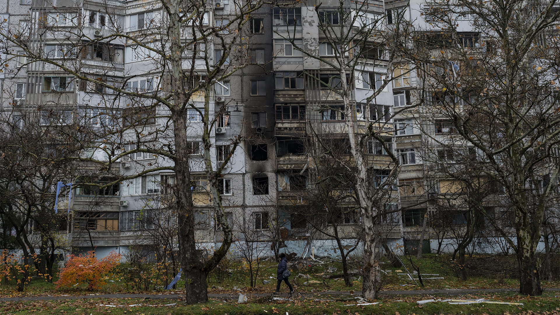 Les autorités ukrainiennes se sont efforcées samedi à rétablir l'électricité et l'approvisionnement en eau potable après de récentes frappes militaires russes qui ont considérablement endommagé les infrastructures.