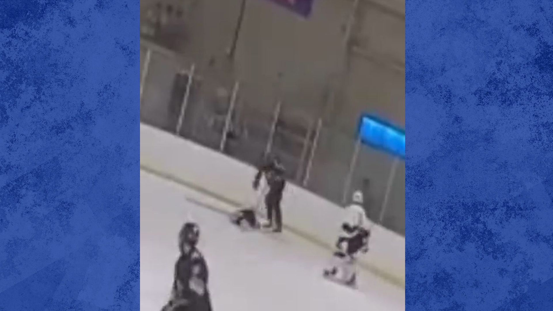 Une vidéo dérangeante a été filmée dans un aréna de Littleton, au Colorado, alors qu’un joueur de hockey a attaqué un adversaire sans défense à coups de patin lors d’un match.