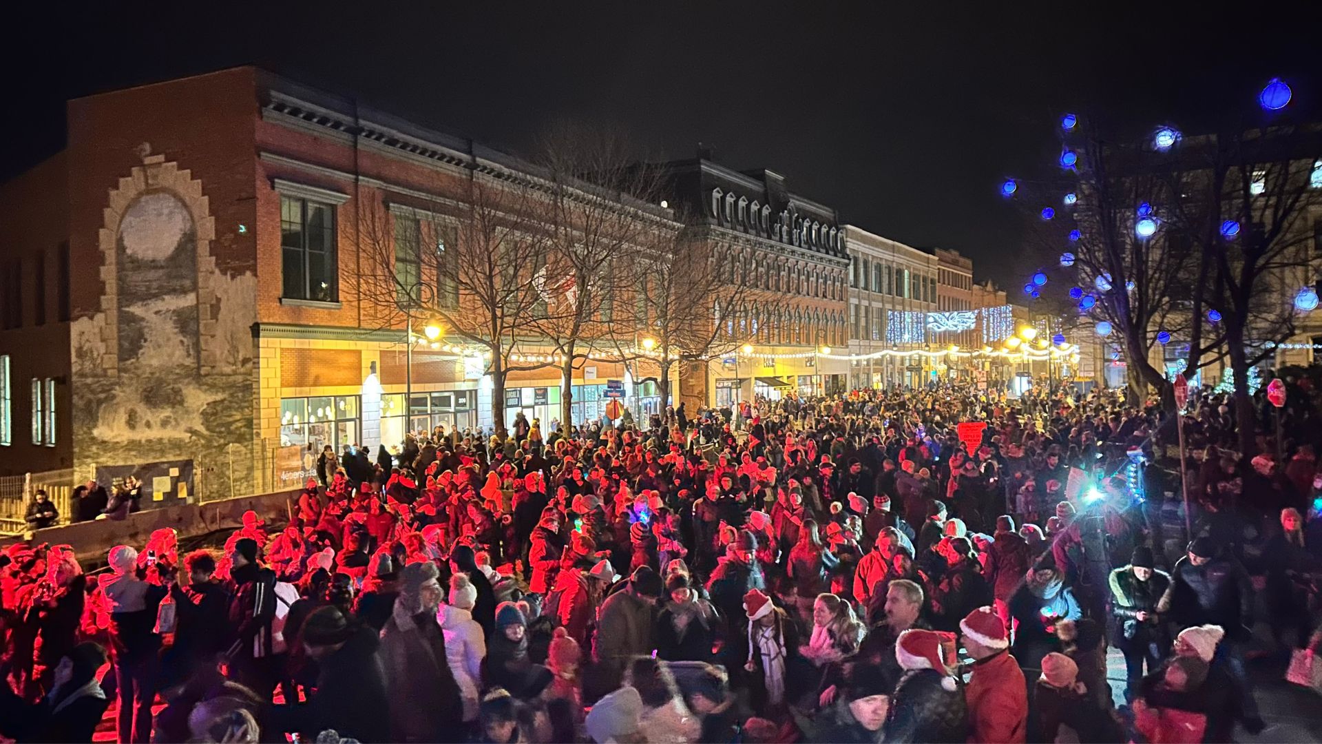 Plusieurs milliers de personnes étaient rassemblées pour le retour du défilé de Noël à Sherbrooke.