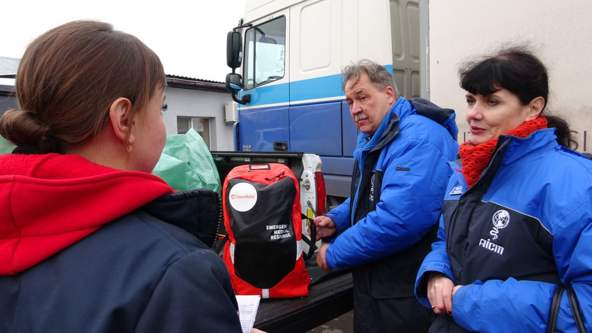 Le docteur Christian Carrer et sa compagne Tetyana Grebenchykova, responsables de l'organisation AICM, remettent une trousse d'urgence spéciale pour premier intervenant à Paulina, responsable des urgences dans la région de Balaklia, récemment libérée par l'armée ukrainienne, en Ukraine le vendredi 25 novembre, 2022.