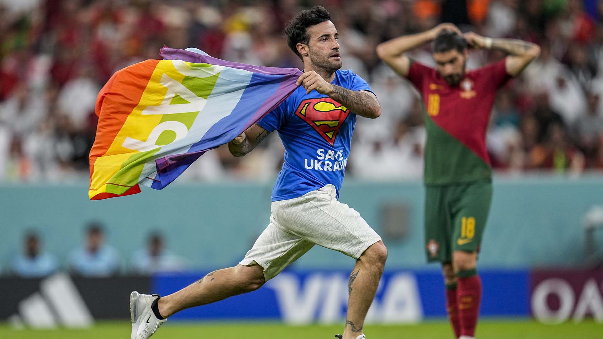 Un manifestant traverse le terrain avec un drapeau arc-en-ciel lors du match de football du groupe H de la Coupe du monde entre le Portugal et l'Uruguay, au stade Lusail de Lusail, au Qatar, le lundi 28 novembre 2022. (AP Photo/Abbie Parr, Dossier)