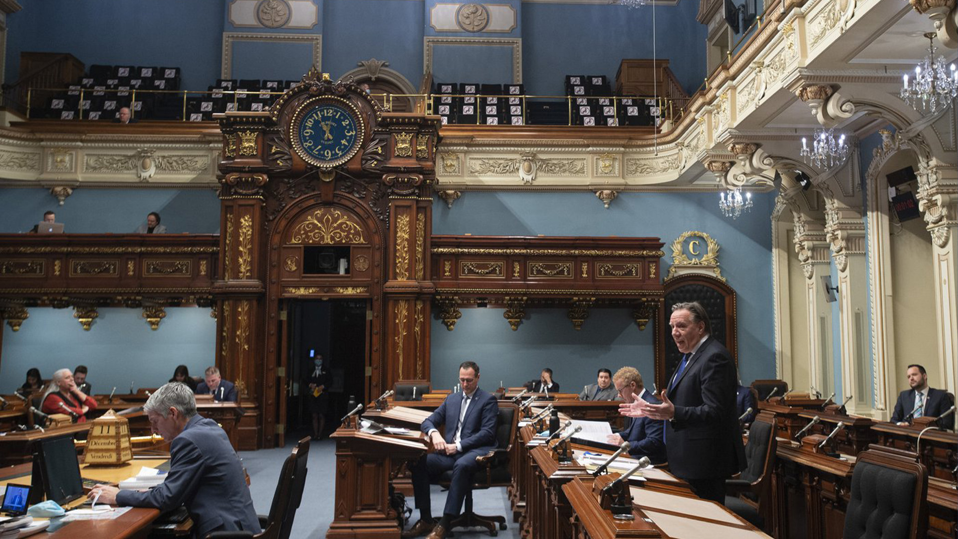 On s'attend à ce que seulement deux projets de loi soient déposés dans les jours qui viennent, le premier, pour lutter contre l'inflation, en fixant un plafond annuel de 3 % d'augmentation aux tarifs gouvernementaux (permis de conduire, d'immatriculation, etc.), le second proclamant que le serment au roi Charles III, une condition essentielle pour siéger à l'Assemblée nationale, deviendrait facultatif.