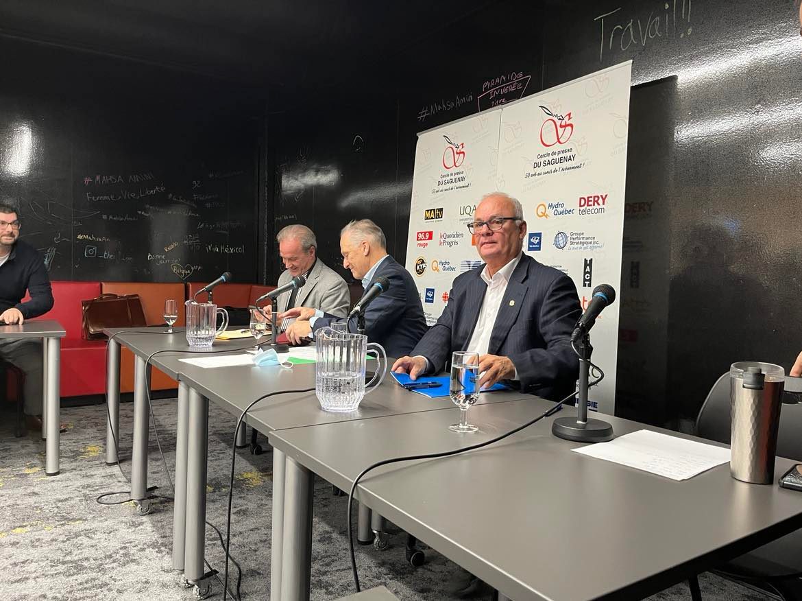 De gauche à droite, les maires André Guy, Luc Gibbons et Serge Bergeron.