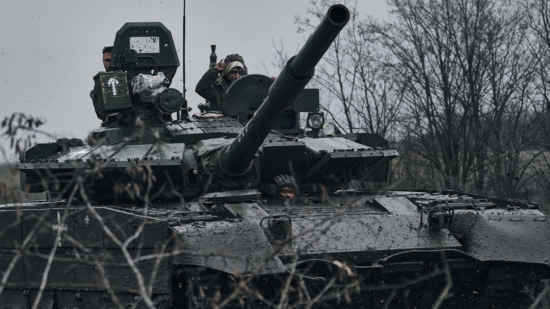 Des soldats ukrainiens conduisent un char russe capturé sur la ligne de front dans la région de Donetsk, en Ukraine, le mardi 22 novembre 2022. 