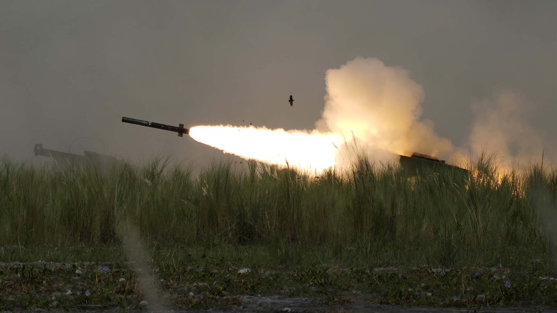 Un système de roquettes d'artillerie à haute mobilité (HIMARS) M142 américain tire un missile lors d'un exercice de combat annuel entre le corps des Marines philippins et le corps des Marines américains à Capas, dans la province de Tarlac, au nord des Philippines, jeudi 13 octobre 2022.