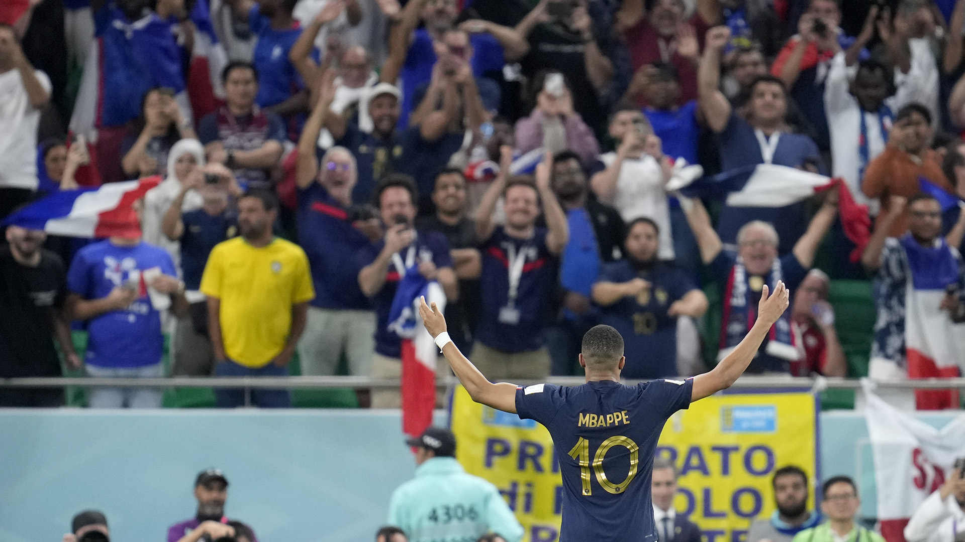 Menés par un doublé de Kylian Mbappé et un filet historique d'Olivier Giroud, la France a battu la Pologne 3-1 et mérité son billet pour les quarts de finale de la Coupe du monde de soccer.