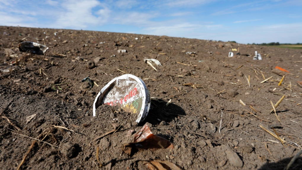 Sur cette photo du 9 septembre 2018, des déchets plastiques sont photographiés sur un champ fraîchement cultivé à Nauen, en Allemagne.