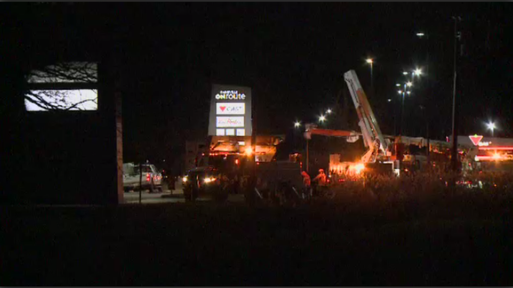 Plusieurs services d'urgence étaient regroupés à un arrêt routier situé non loin de l'écrasement.