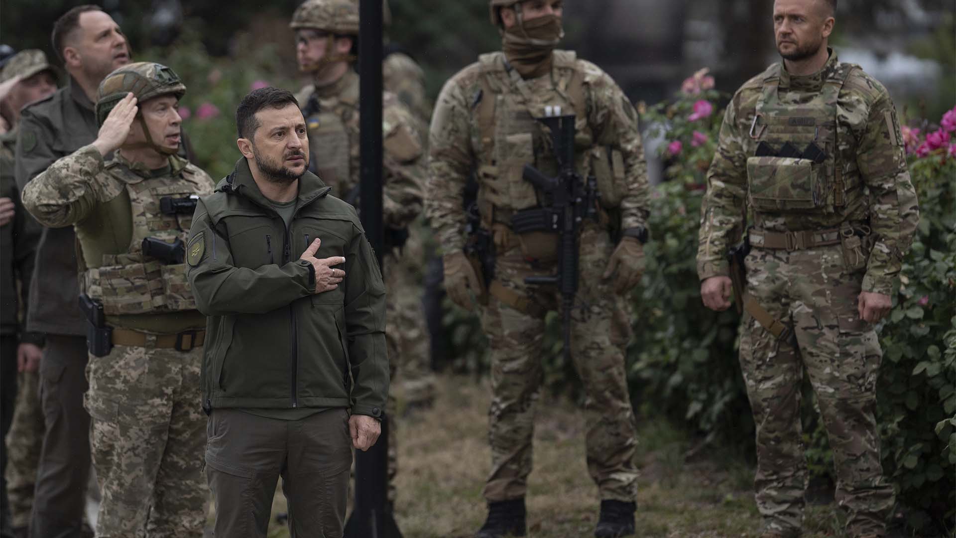 Le président ukrainien Volodymyr Zelenskyy participe à une cérémonie de lever du drapeau national dans la ville récemment reprise d'Izium, en Ukraine, le mercredi 14 septembre 2022.