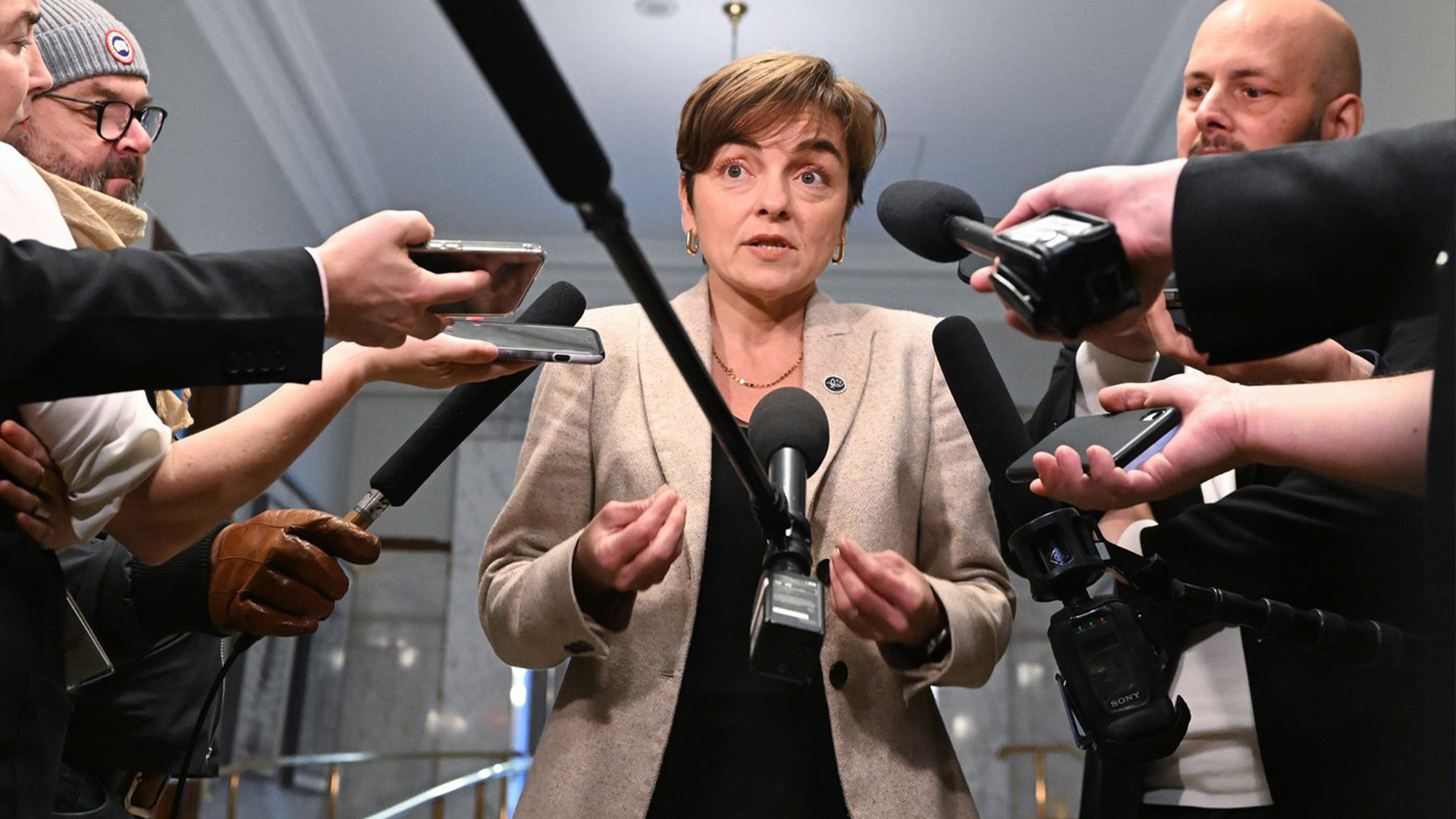 La ministre de l'Immigration du Québec, Christine Frechette, répond aux questions des journalistes avant d'entrer en réunion du cabinet, le mercredi 2 novembre 2022 à l'Assemblée législative de Québec.