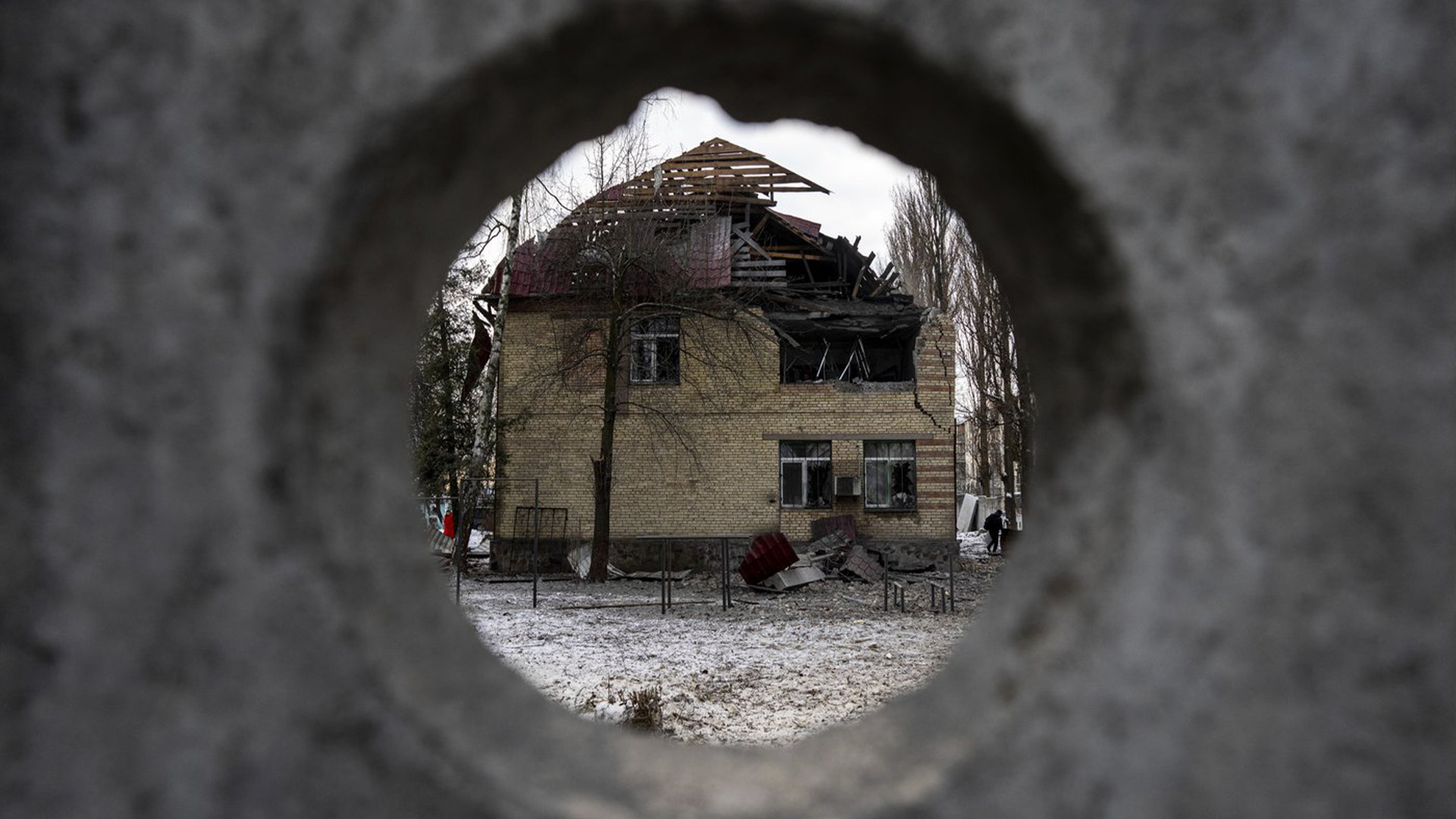 Une explosion a laissé le bâtiment de trois étages du bureau des impôts dans le quartier central de Shevchenkyvskyi avec un trou béant dans le toit et a soufflé les fenêtres des voitures en stationnement et dans un bâtiment voisin.