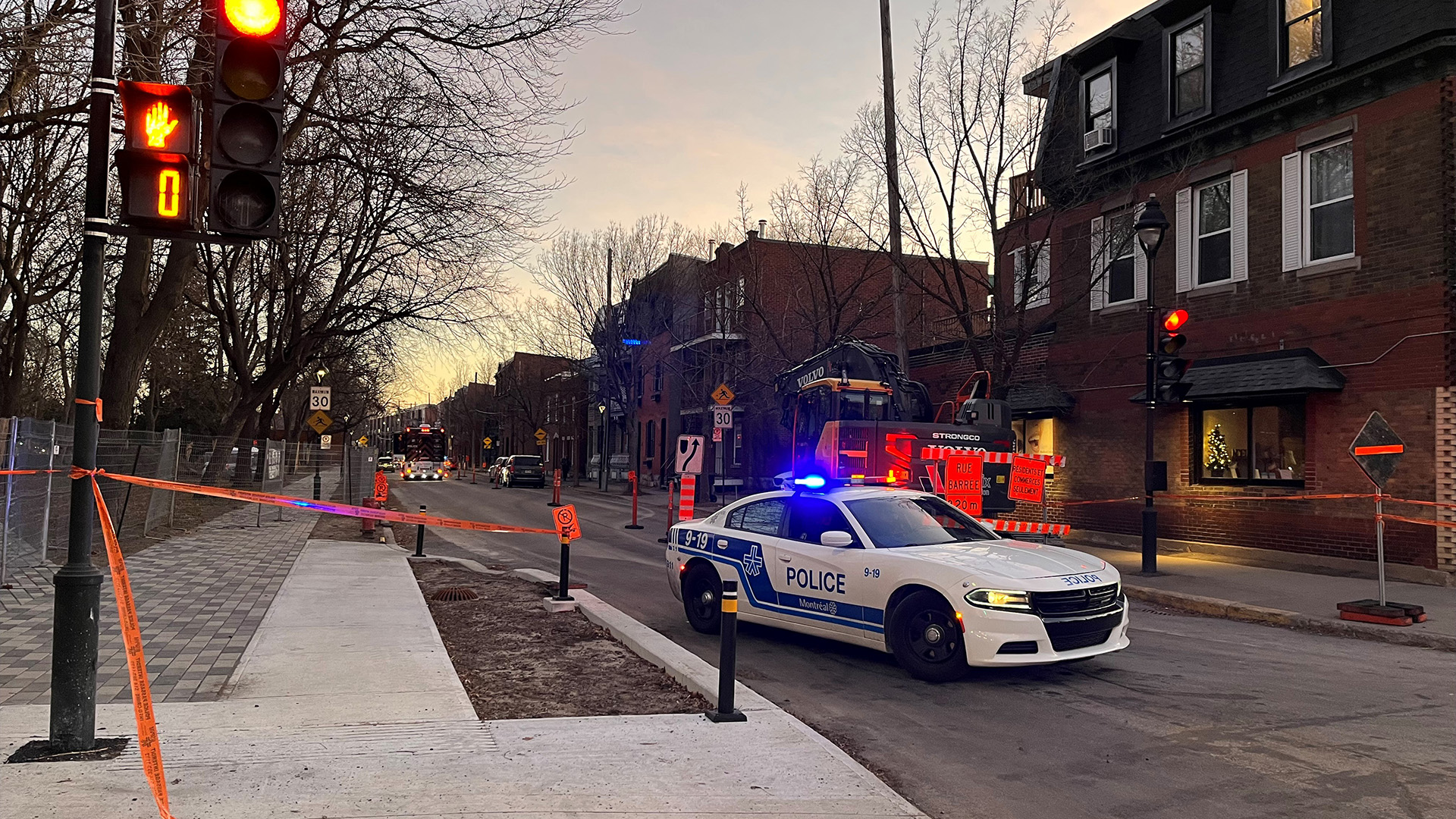 Deux femmes ont été blessées par balle dans un appartement de la rue Mullins dans Pointe-Saint-Charles le 15 décembre 2022. L'une des victimes est décédée.