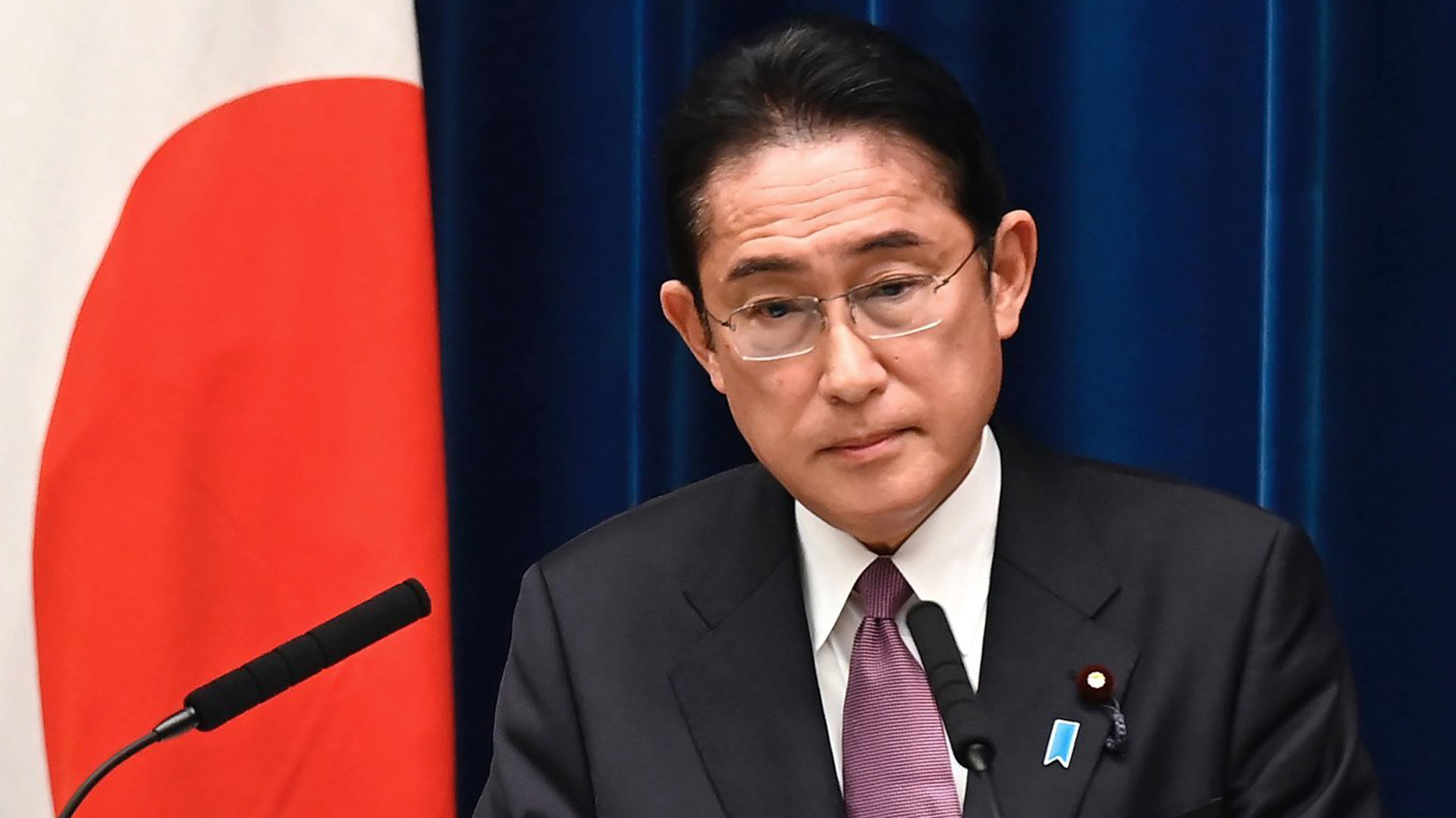 Le Premier ministre japonais Fumio Kishida assiste à une conférence de presse à la résidence officielle du Premier ministre à Tokyo le 16 décembre 2022.