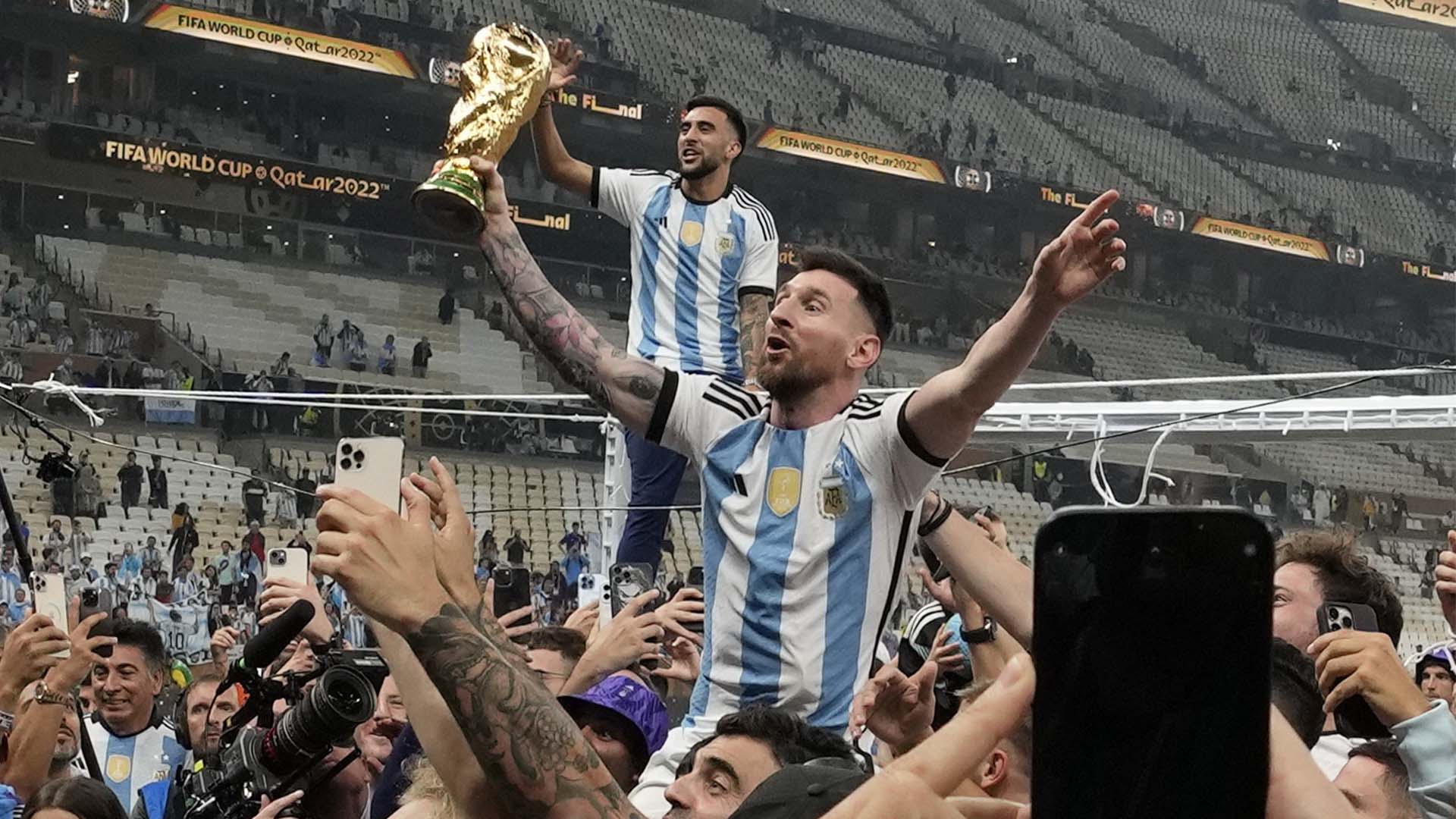 L'Argentin Lionel Messi célèbre avec ses coéquipiers et ses supporters après la finale de la Coupe du monde de football entre l'Argentine et la France au stade Lusail de Lusail, au Qatar, le dimanche 18 décembre 2022.