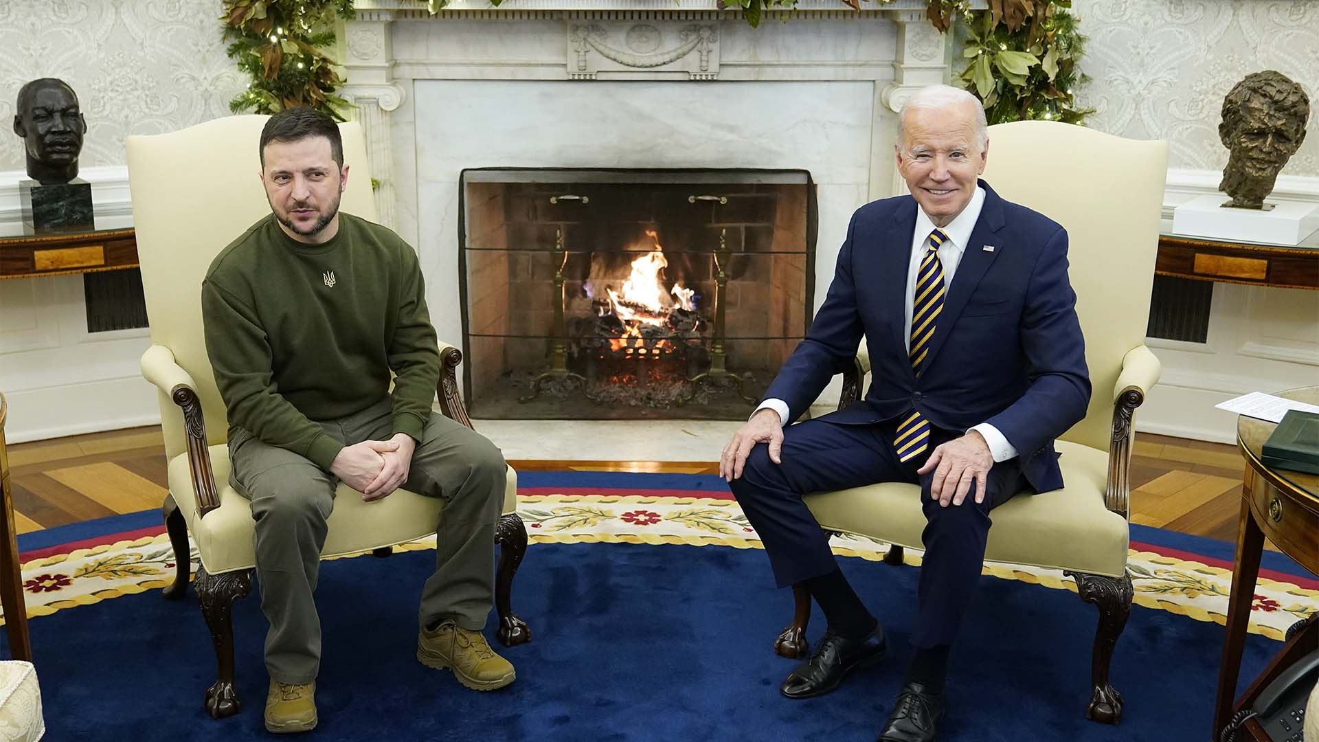 Le président Joe Biden rencontre le président ukrainien Volodymyr Zelensky dans le bureau ovale de la Maison Blanche, le mercredi 21 décembre 2022, à Washington.