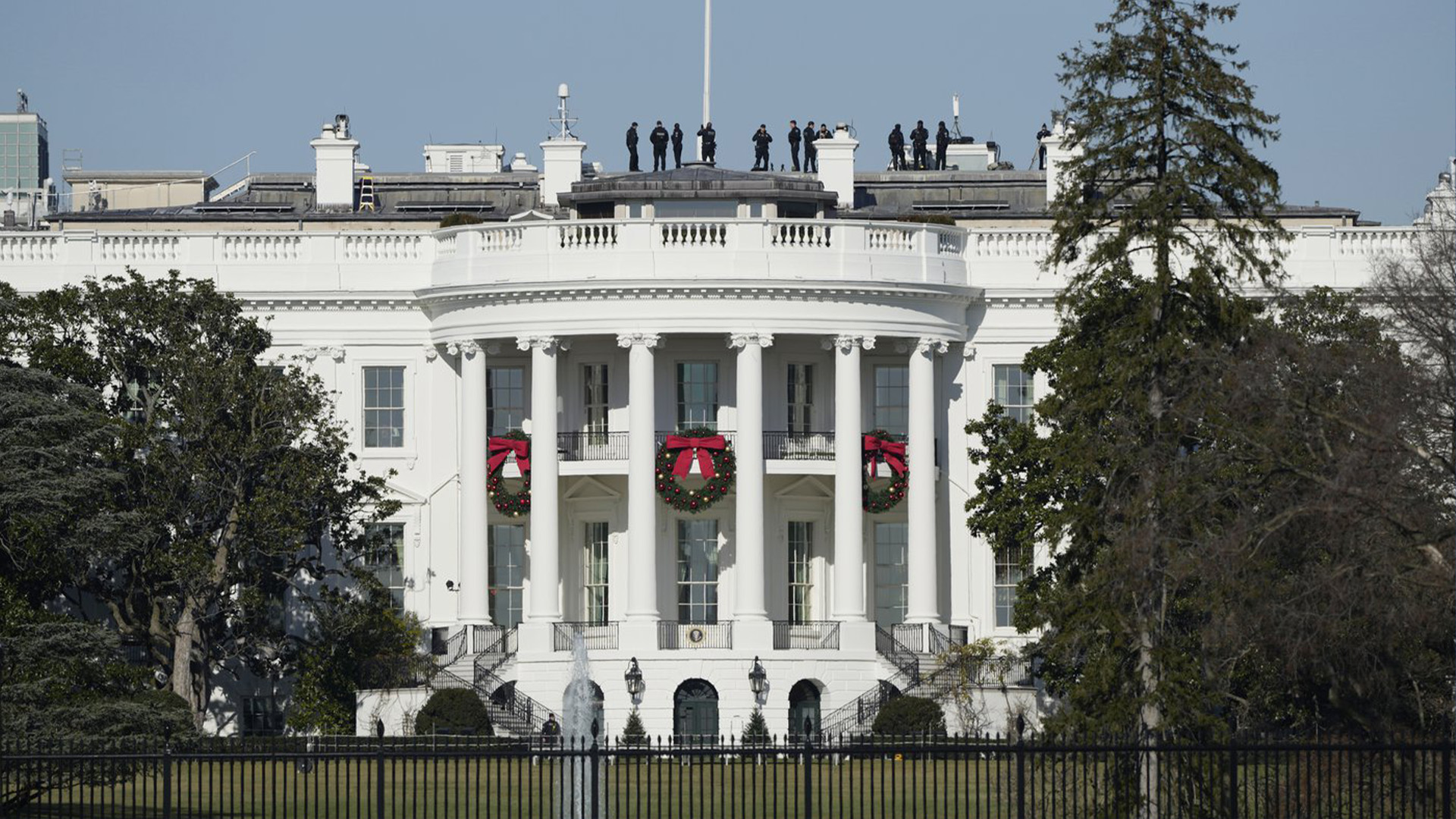 Sécurité debout sur le toit de la Maison Blanche en préparation de l'arrivée à la Maison Blanche du président ukrainien Volodymyr Zelenskyy, mercredi 21 décembre 2022 à Washington. Zelenskyy est arrivé aux États-Unis pour un sommet avec le président Joe Biden et un discours au Congrès.