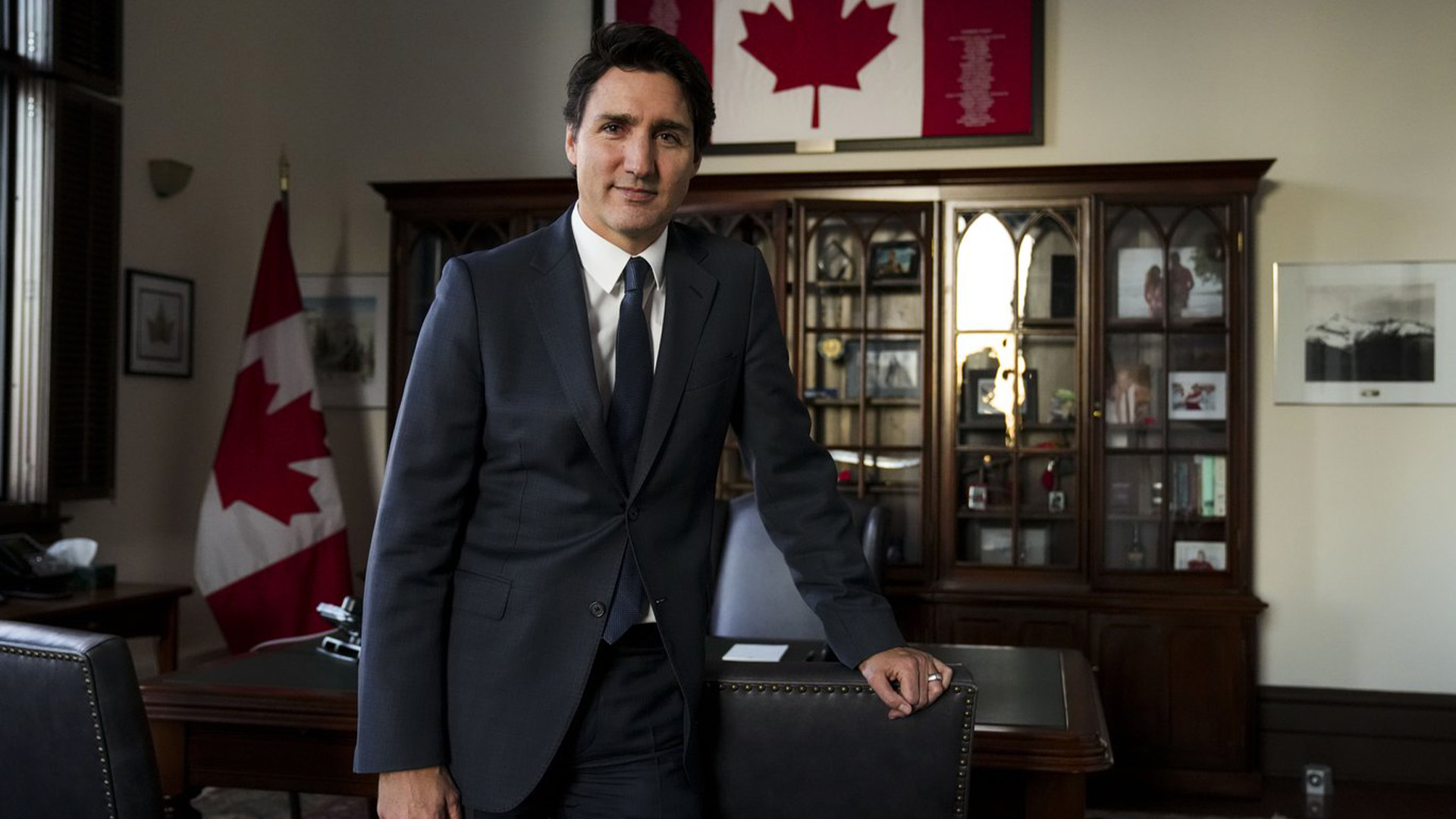 Le premier ministre Justin Trudeau pose pour un portrait dans son bureau à Ottawa le lundi 12 décembre 2022. Trudeau signale un changement de l'aide humanitaire vers le financement de projets d'infrastructure dans les pays en développement.